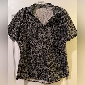 Lululemon Men’s Black and White Patterned Short Sleeve Shirt